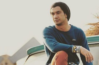 Pakai Seragam Proyek, Reza Rahadian Manly di Still Cut Adegan 'Critical Eleven'
