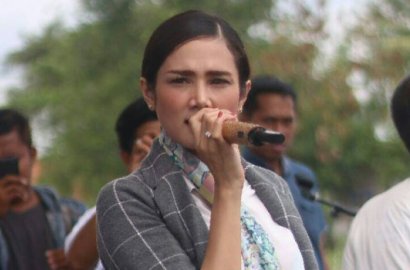 Berhijab Saat 'Blusukan', Mulan Jameela Dibully atau Dipuji?