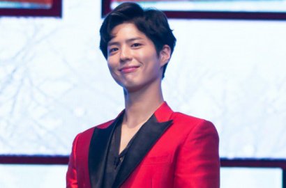 Ikutan Tren Pedang Gong Yoo, Park Bo Gum Kirim Pesan Manis ke Staff 'Goblin'
