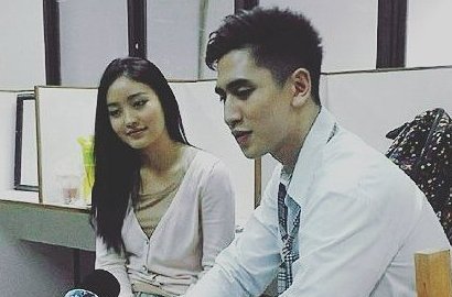 Lucunya Natasha Wilona Malu-Malu Digandeng Verrell di BTS Syuting 'Anak Sekolahan'