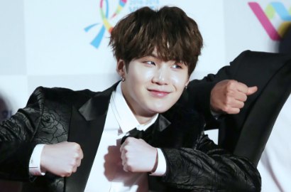 Terbentur Pintu, Kini Suga BTS Pakai Alat Bantu Dengar?