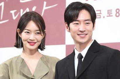 Lee Je Hoon - Shin Min Ah Serasi Bikin Tanda Cinta di Jumpa Pers 'Tomorrow With You'