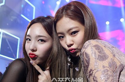 Postingan Instagram Twice Ini Bukti Nayeon dan Jennie Sahabatan Dekat?