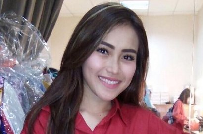 Kunjungi Polres Depok, Dandanan Ayu Ting Ting Lagi-Lagi Plagiat Nagita?