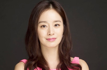 Bergaun Pengantin, Cantiknya Kim Tae Hee di Foto Ini Siap Bikin Fans Meleleh
