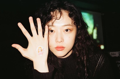 Umbar Foto Tanpa Bra, Sulli Tak Sadar Alami Nip Slip?