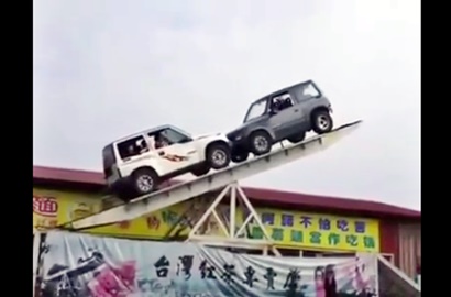 Bikin Ngeri, Intip Atraksi Mobil Jadi Mainan Jungkat-Jungkit