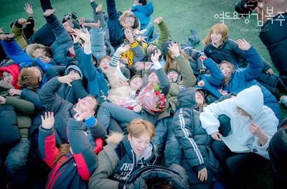 Lee Sung Kyung dan Kru 'Weightlifting Fairy' Pamer Persahabatan di Pulau Jeju