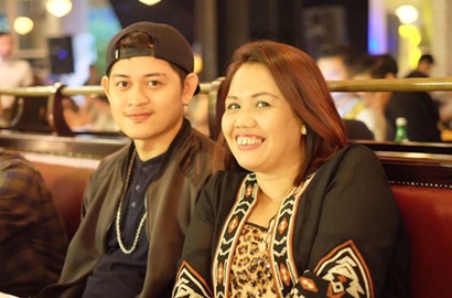 Usai Ditalak Ferry, Ely Sugigi Malah Pamer Foto Mesra Lagi Bareng Suami