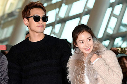 Siap Berjemur, Intip Penampilan Santai Rain dan Kim Tae Hee di Sumbawa