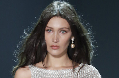 Rayakan 10 Juta Followers, Bella Hadid Cium Mesra Pria Tampan