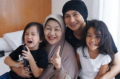Usia 61 Tahun Tapi Masih Semangat Kulia, Ibu Anji Banjir Pujian Netter