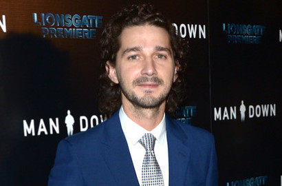 Aktor 'Transformers' Shia LaBeouf Diringkus Polisi Saat Demo Anti Donald Trump