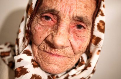 Nenek 80 Tahun Ini Gunakan Lidah untuk Sembuhkan Kebutaan