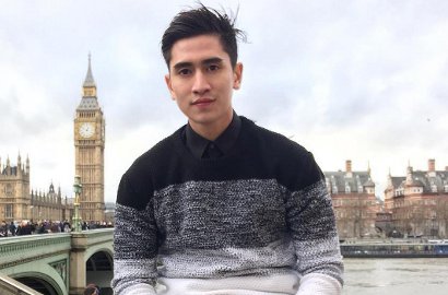 Pose Kocak dan Topless di Kolam Renang, Verrell Bramasta Hebohkan Netter