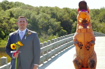 Kocak, Pengantin Wanita Ini Pakai Kostum Dinosaurus Saat Menikah