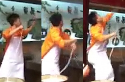 Kocak, Intip Aksi Pria Ini Buat Mi Super Panjang Sambil Joget