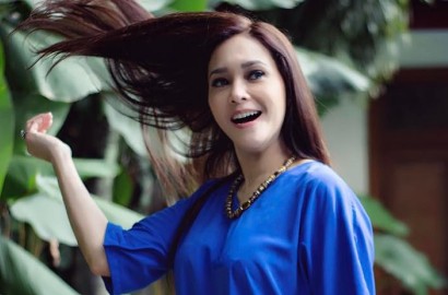 Unggah Foto Dipeluk Mesra Komposer Ternama Andi Rianto, Maia Estianty: My King
