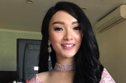 Dikawal Polisi dan 'Pasrah' Digendong Pria, Zaskia Gotik Kembali Dikecam