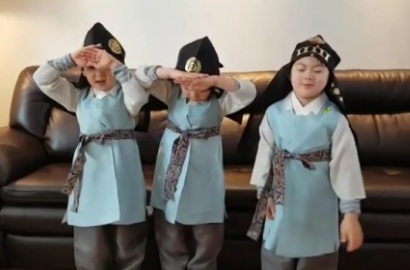 Triplet Beri Salam Tahun Baru Imlek, Manse Malas Bangun Dijamin Bikin Gemes