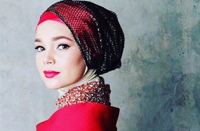 Dewi Sandra Diharuskan Pakai Kruk Karena Tak Bisa Jalan Normal, Ada Apa?