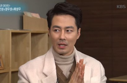 Jo In Sung Girang Pamerkan Photocard D.O dari Fans