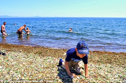 Mengagumkan, Pantai Rusia Sulap Polusi Pecahan Botol Jadi Bebatuan Indah