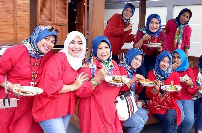 Bikin Kaget Teman Teman Ibu Ayu Ting Ting Makan Pakai Tangan Kiri