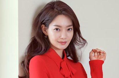 Bintangi Iklan Tas, Cantiknya Shin Min A Pakai Rok Mini