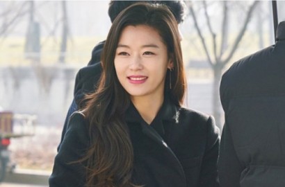 Jadi Wanita Kantoran, Awas Terpesona Cantiknya Jun Ji Hyun di Pemotretan