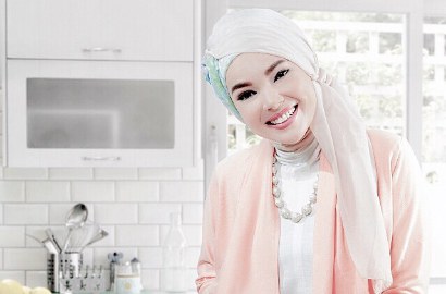 Kaki Digips Akibat Jatuh Karena Anemia, Dewi Sandra Masih Aktif Kerja?