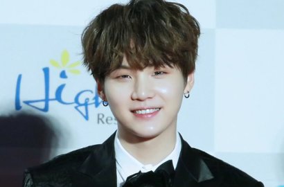 Cantiknya Suga Pakai Wig Bikin Fangirl Merasa Gagal Jadi Cewek, Setuju?