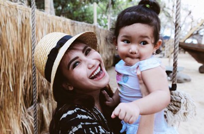 Makin Berani Pose Jelek, Ayu Ting Ting Disindir Gagal Tiru Gaya Imut Nagita