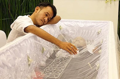 Diiringi Hujan Deras dan Tangisan, Intip Deretan Foto Suasana Pemakaman Ayah Ruben Onsu