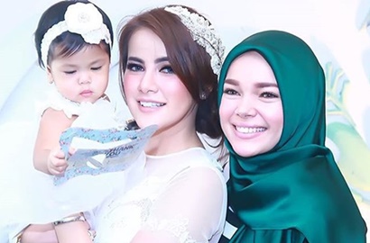 Umrah Bersama, Olla Ramlan Cantik Berhijab Bareng Dewi Sandra