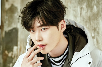 Ganteng di Fanmeeting Jepang, Lee Jong Suk Pakai Baju Koko?