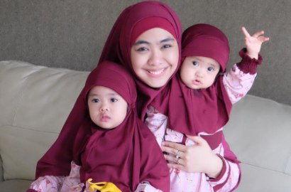 Sempat Sakit Jelang Umrah, Dua Putri Oki Setiana Dewi Sembuh Saat di Madinah