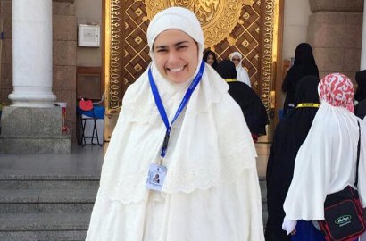 Umroh dan Cantik Tanpa Make-Up, Catherine Wilson Bikin Pria di Mekkah Gagal Fokus?