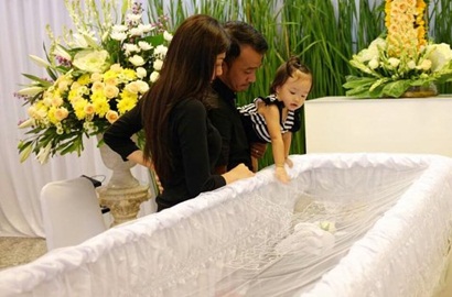 Masih Sedih, Ini Yang Dilakukan Ruben Onsu dan Sarwendah Usai Pemakaman Ayah