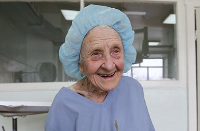 Usia 89 Tahun, Nenek Ini Masih Aktif Jadi Dokter Bedah Tertua