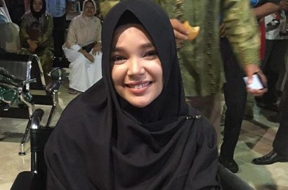 Demi Doa Minta Momongan, Dewi Sandra Ikhlas Umroh Pakai Kursi Roda