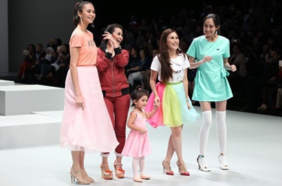 Ayu Ting Ting 'Senyum' Lihat Nagita dan Raffi Mesra di IFW 2017, Netter: Aslinya Nangis