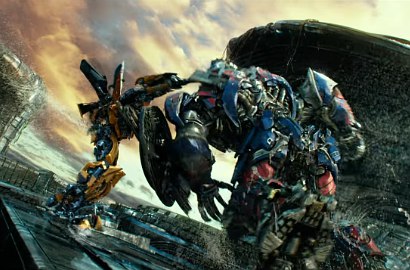 Bumblebee Balas Hajar Optimus Prime di 'Transformers: The Last Knight'