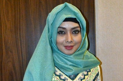 Terry Putri Berlari Sedih di Pemakaman Ibunya, Ada Apa?