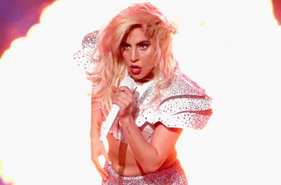 Lompat dari Atap Stadion, Aksi Lady GaGa di Super Bowl Mirip Spider-Man Hingga Spongebob