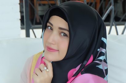 Adelia Istri Pasha 'Ditodong' Jadi Model Dadakan Oki Setiana Dewi