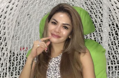 Heboh Nikita Mirzani Berbikini Seksi di Sawah dan Berlumur Lumpur Bareng Pria Bercawat