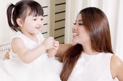 Aurel Hermansyah Ajari Arsy Pakai Make Up, Ini Kata Netter