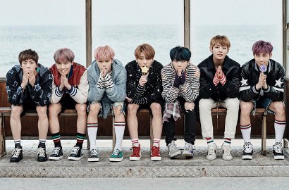 Dihadiri BTS, Girangnya Jungkook Pose Bareng V cs di Upacara Kelulusan