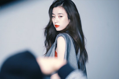 Serba Merah, Han Hyo Joo Tampak Misterius di Pemotretan Ini